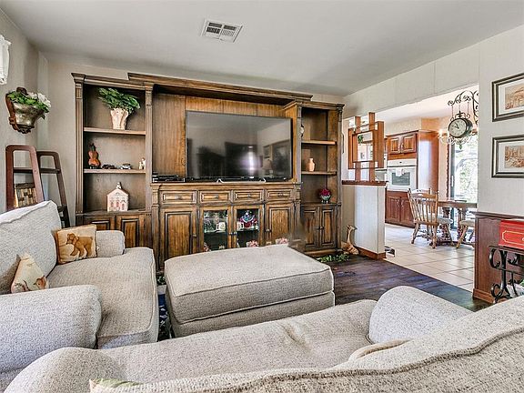 3rd image of 3301 Beechwood Dr