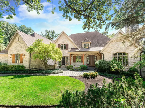 39W695 Oak Shadows Ln, St Charles, IL 60175