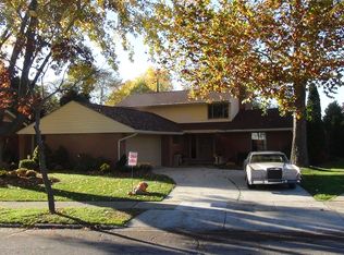 417 Barclay Rd, Grosse Pointe Farms, MI 48236