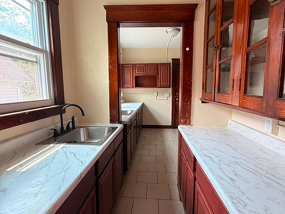 3rd image of 390 Ellsworth Ave #2A