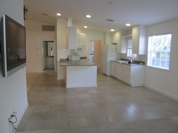 5th image of 10497 SW Stratton Dr