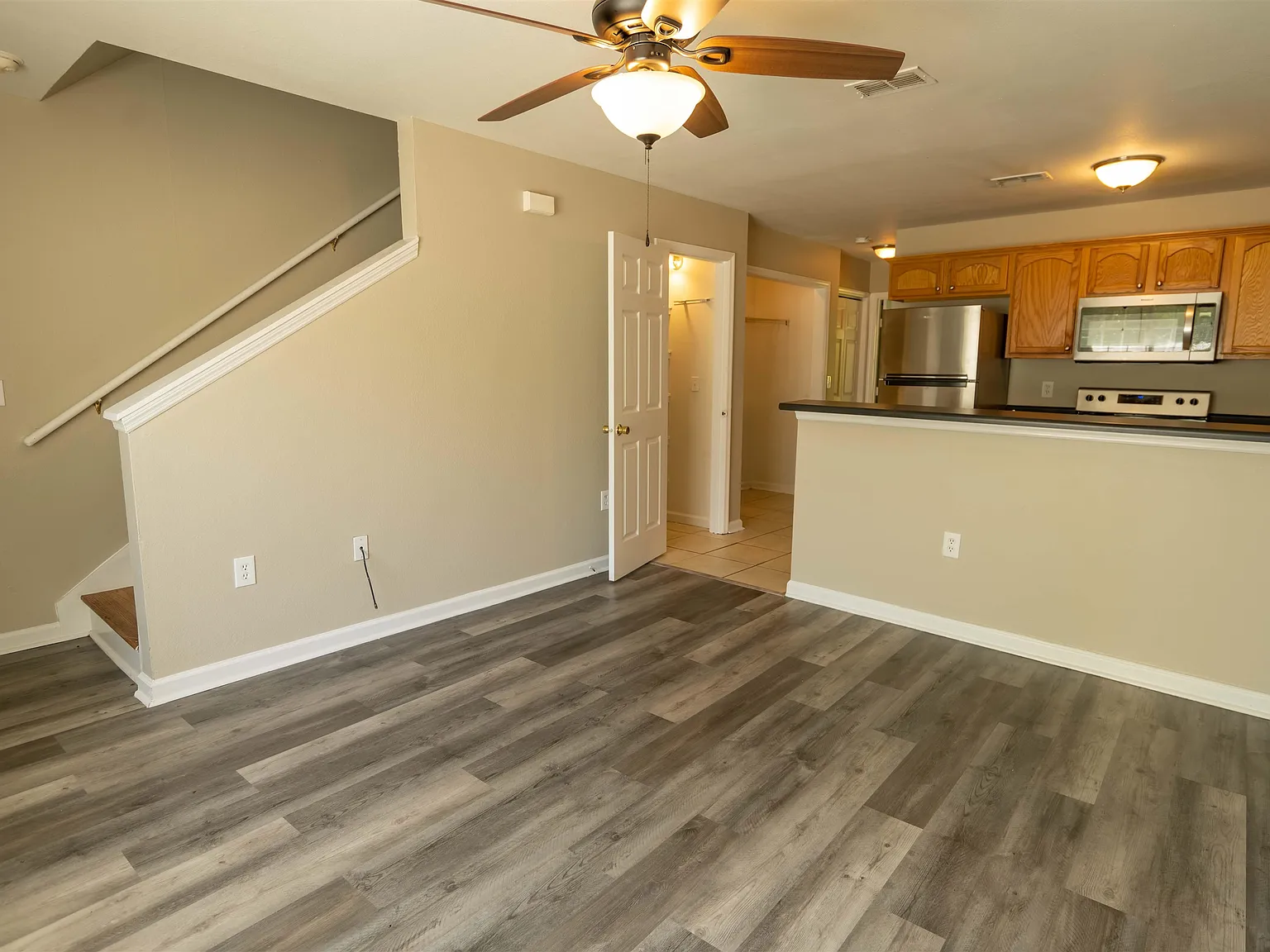 3 bed, 3.0 bath, 1140 sqft, $1,400 — Photo 3
