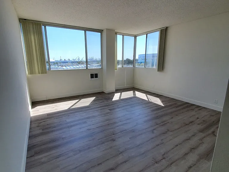 Long Beach Towers — Photo 8