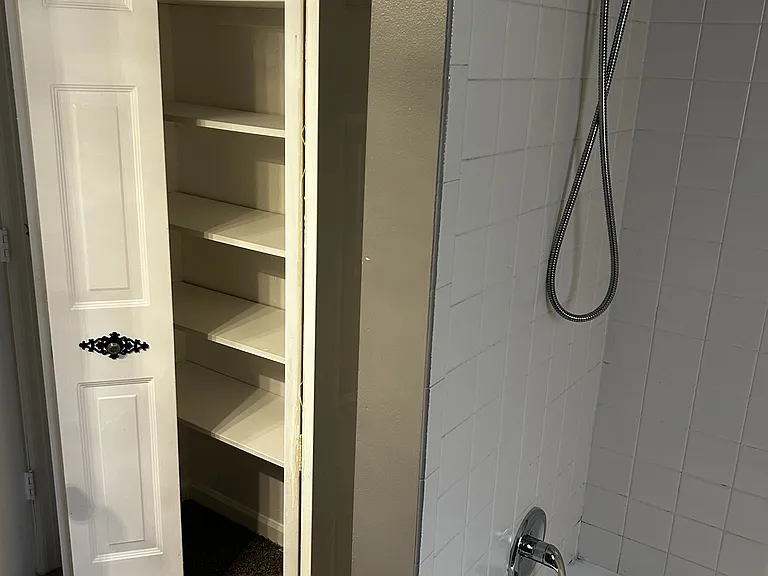 5560 Cresthaven Ln #B — Photo 23