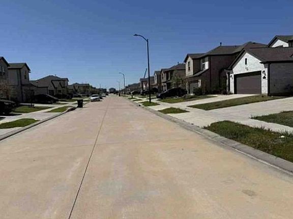 Exterior Neighborhood (street photo)