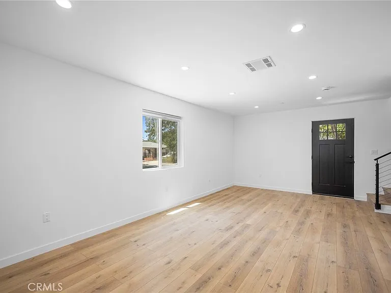 17805 Ludlow St — Photo 8