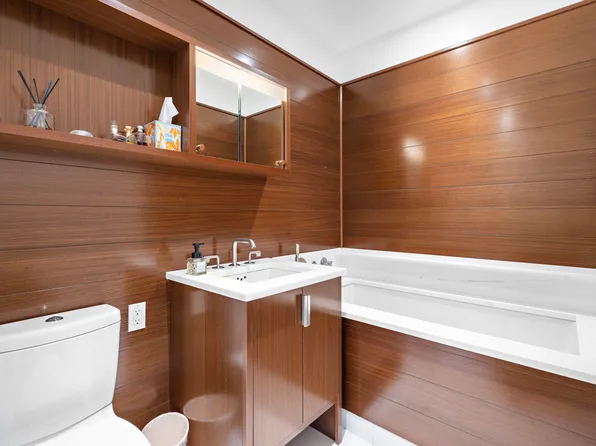 60 Riverside Boulevard image 9 of 11