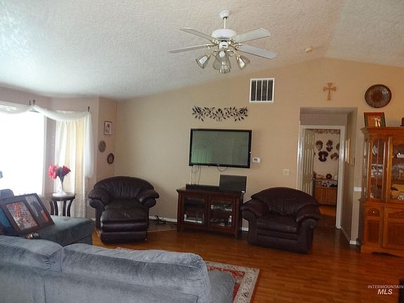 3rd image of 636 Redwood Ln