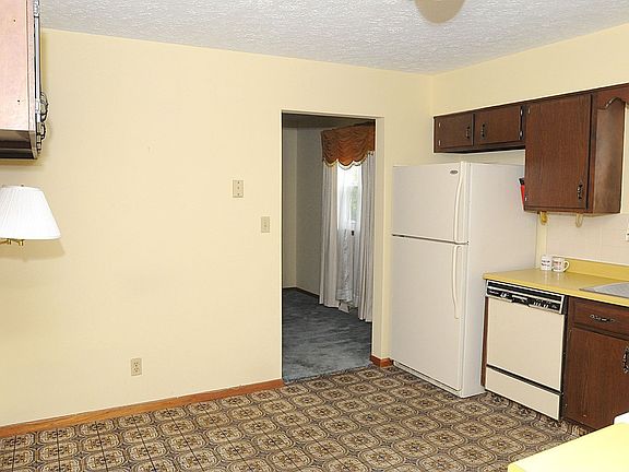 2nd image of 4 Orchard Ln