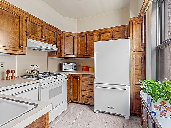 4th image of 590 W End Ave #9DE