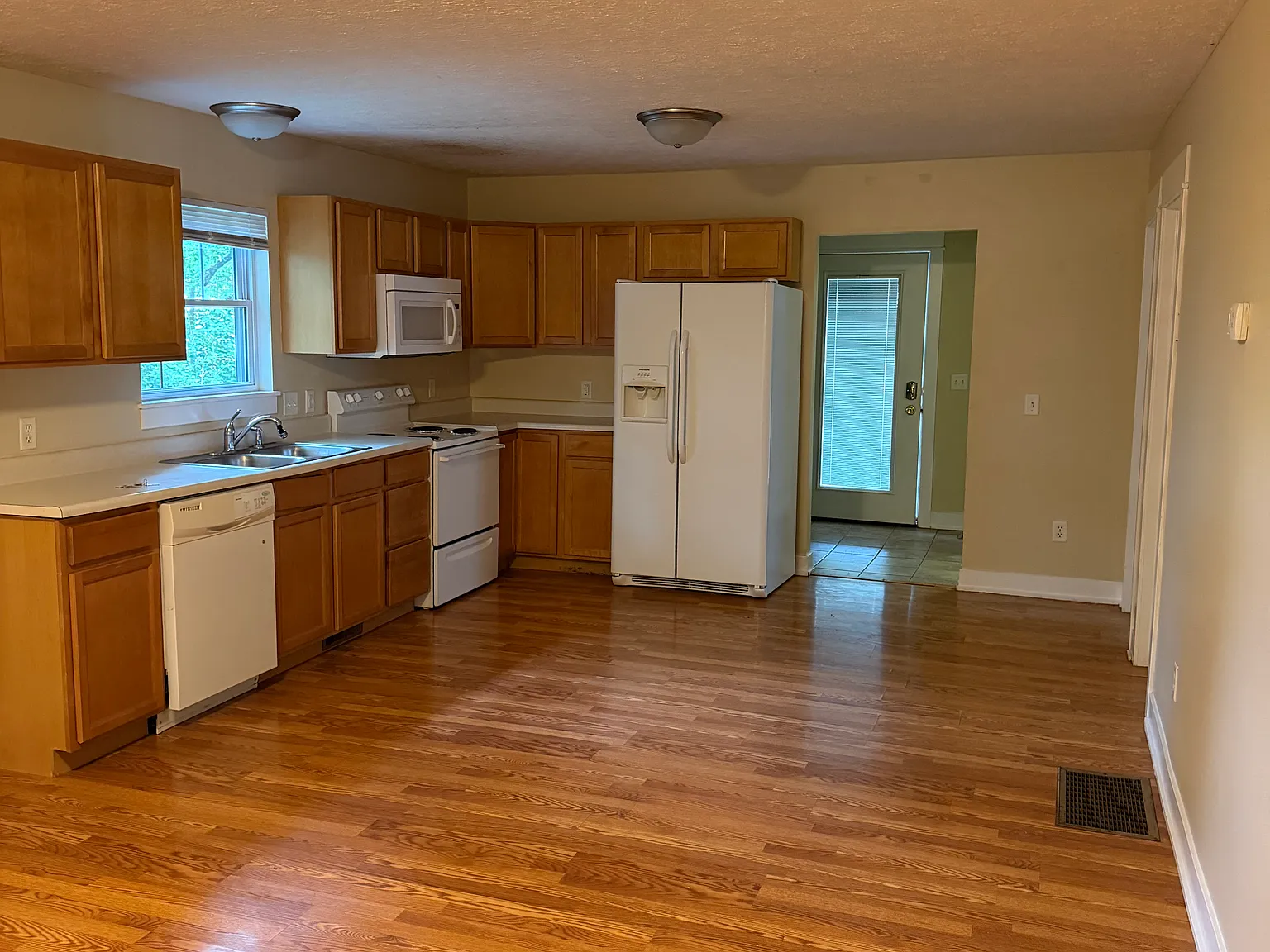 3 bed, 994 sqft, $3,300 — Photo 2