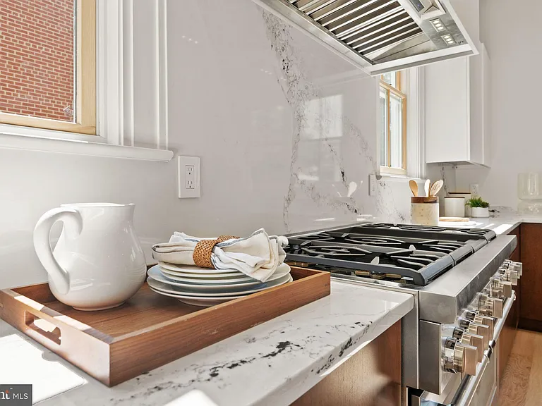5022 Cathedral Ave NW — Photo 9