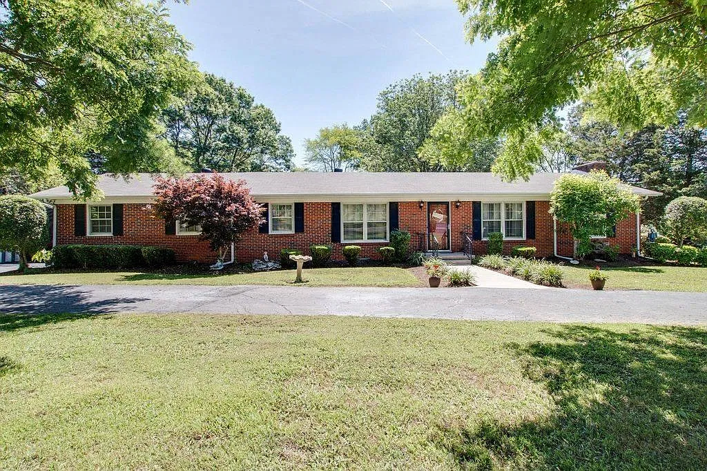 4 bed, 1.5 bath, 1800 sqft, $2,020 — Photo 1