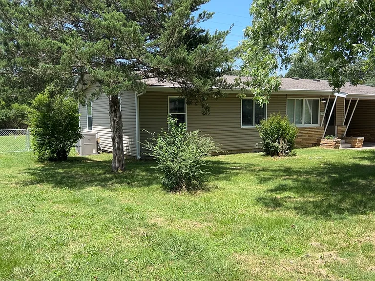 1614 Steele St — Photo 3