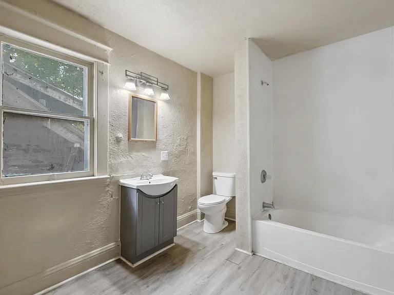 135 E Bowman St — Photo 16