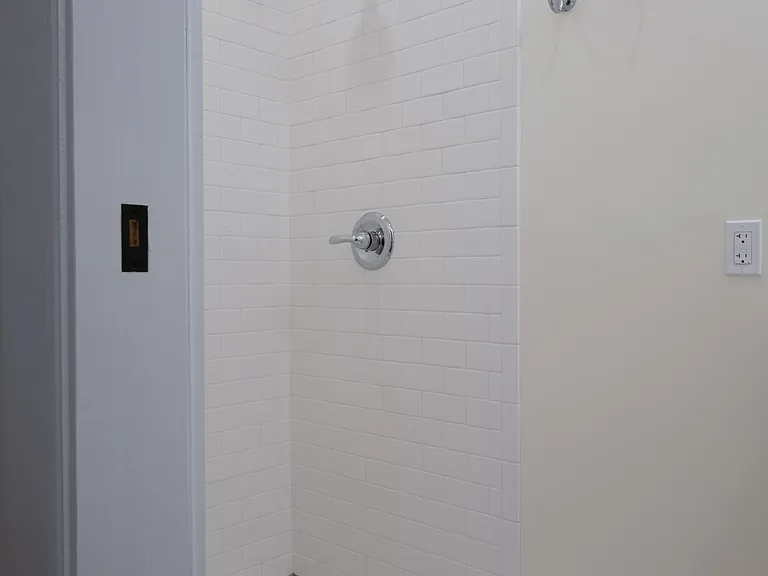 Warrington Apartments — Photo 9