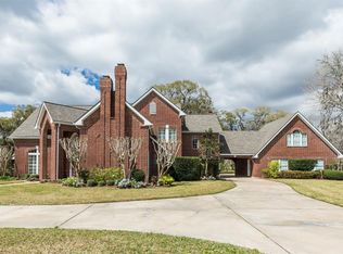 3 Lakewood Ln, Lake Jackson, TX 77566