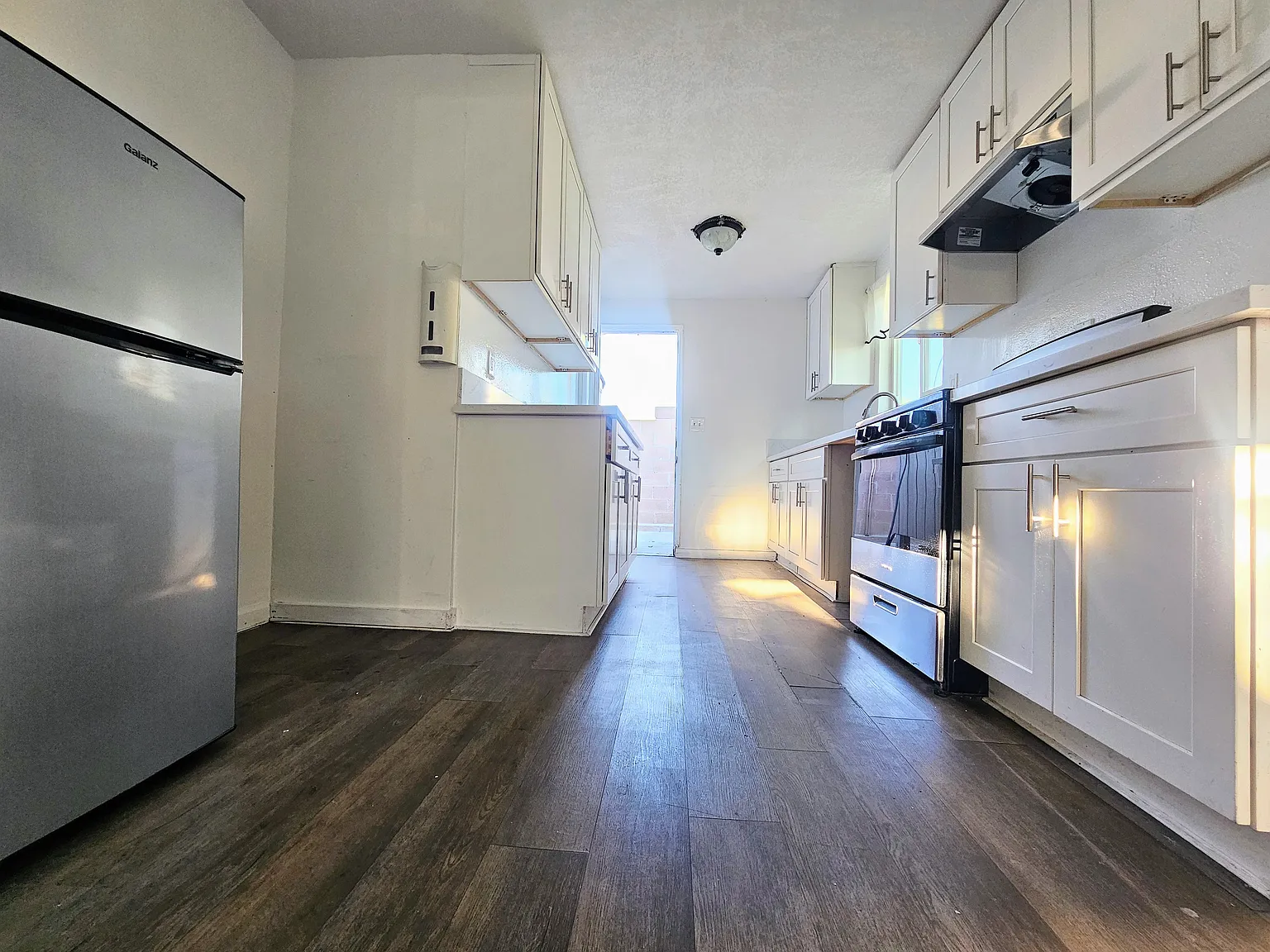 2 bed, 750 sqft, $3,200 — Photo 2