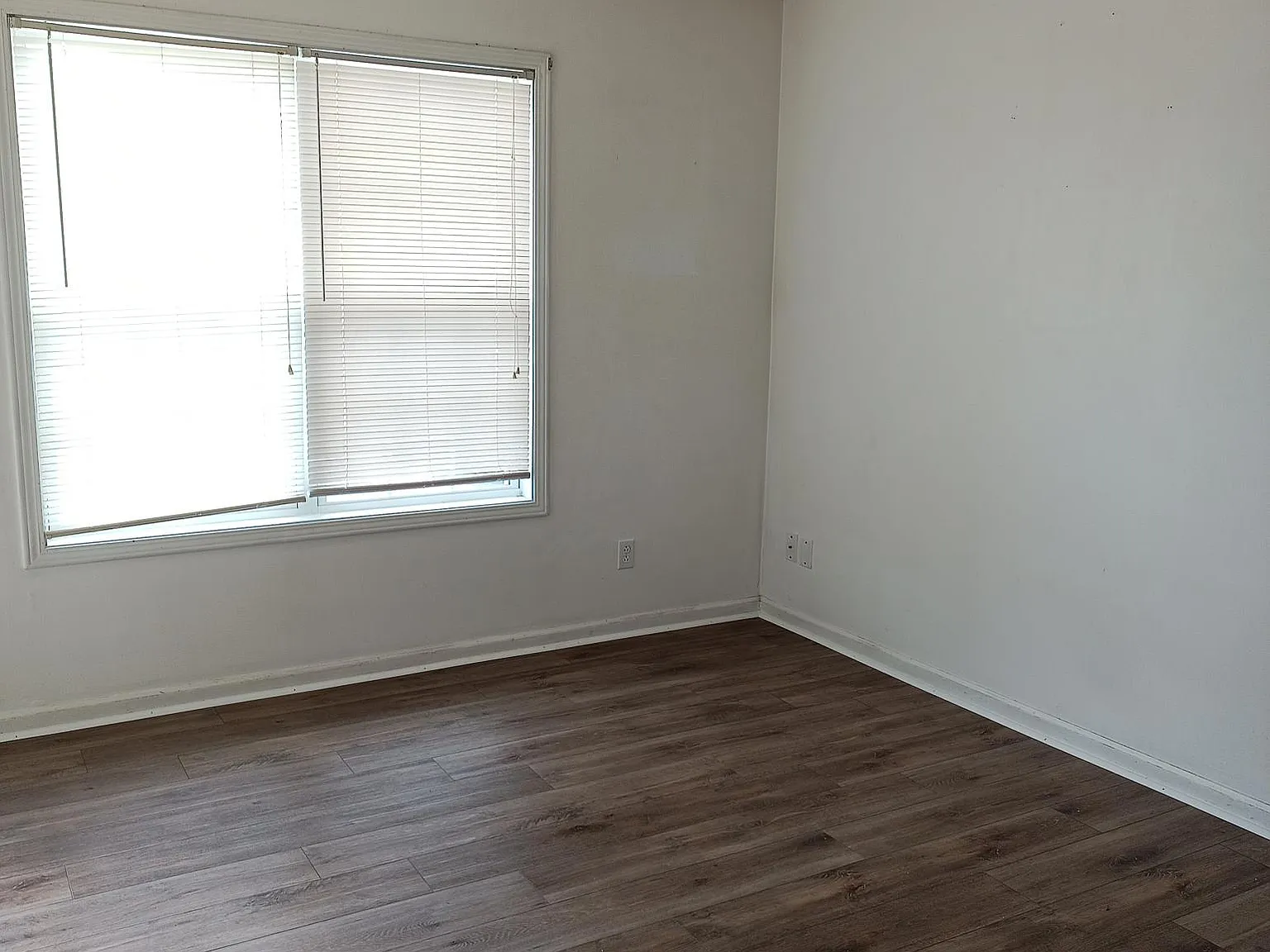 2 bed, 1.5 bath, 1050 sqft, $1,300 — Photo 2