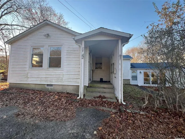 42 Gray Avenue, Medford, NY 11763