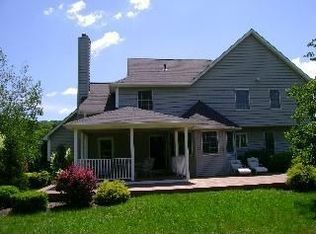 8 Hartstone Dr, Poughkeepsie, NY 12603