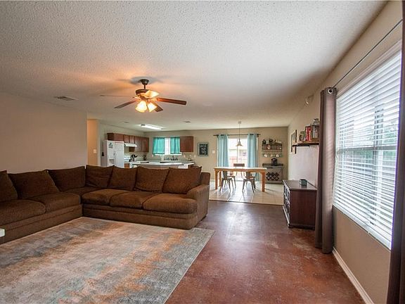 4th image of 541 Cantebury Park Ln