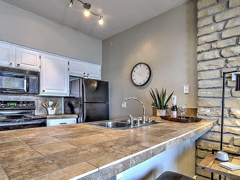 Towne Square Condos — Photo 23