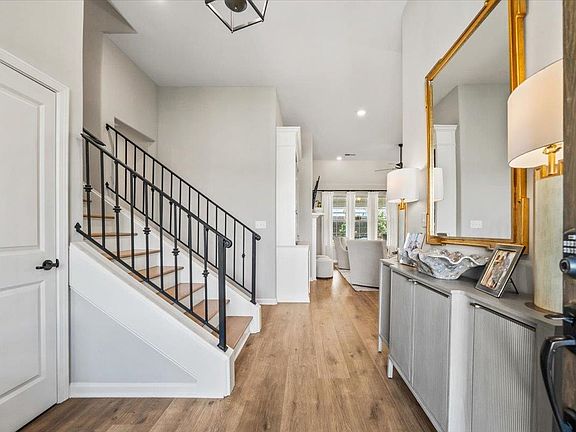 4th image of 215 Laurel Wood Ln