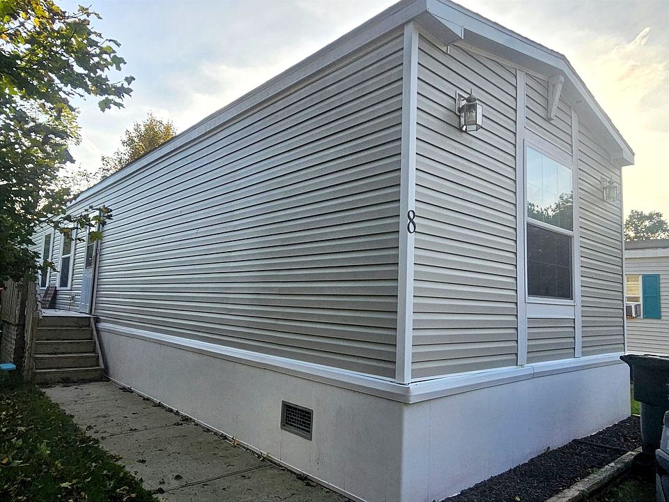 1st image of 8 Manor Dr