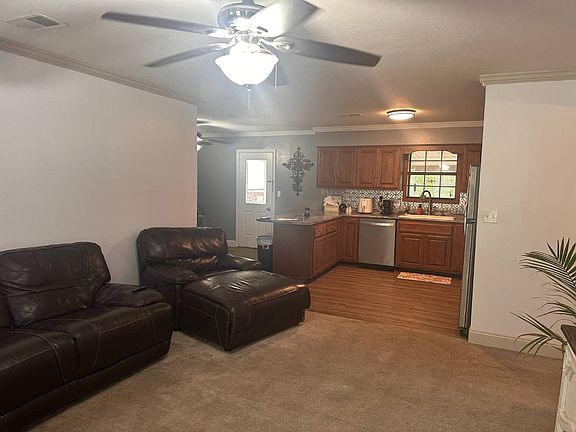 4th image of 102 E Maple St