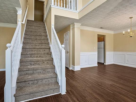 4th image of 720 Forestglen Dr