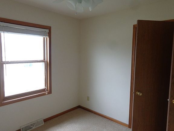 5th image of 2433 Glen Cir W