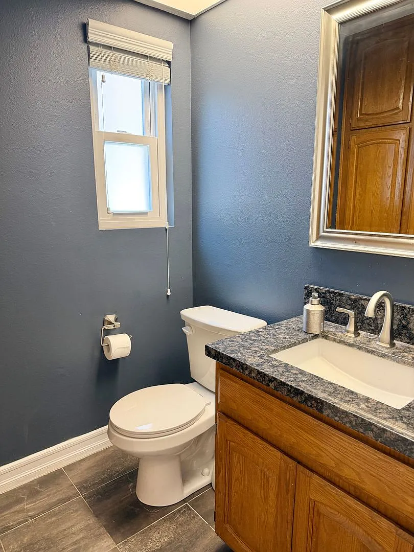 Spacious 3 Bedroom Townhouse 3 blocks from the ocean — Photo 3