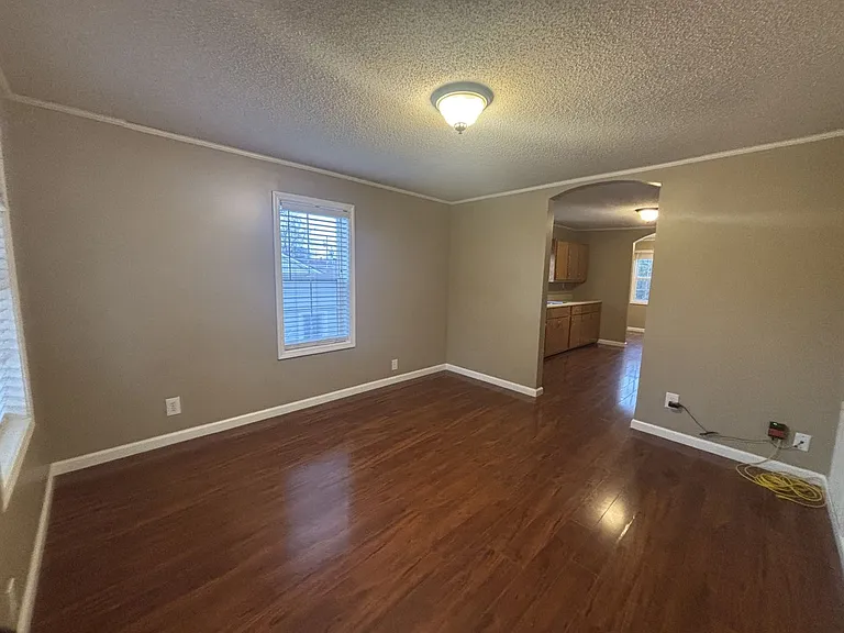 205 10th Ave — Photo 3
