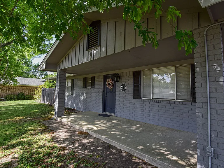 205 Tanglewood Rd — Photo 4