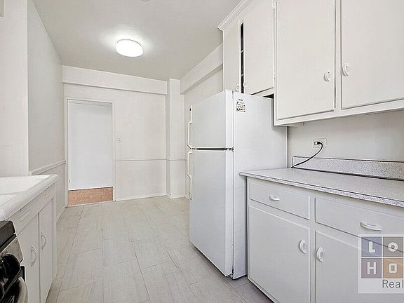 5th image of 530 Grand St APT E10d