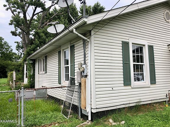 5th image of 2435 Seymour Ave
