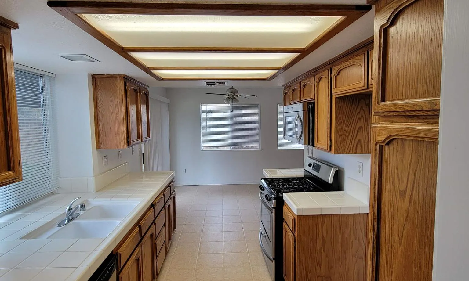 3 bed, 2.5 bath, 1623 sqft, $2,195 — Photo 3