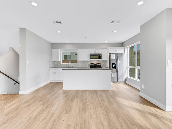 3rd image of 523 N Hobart Blvd