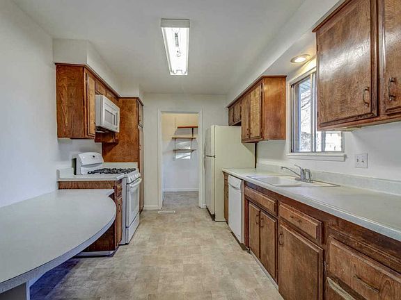 3rd image of 3425 Woodside Dr