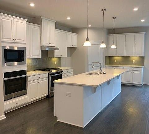 4th image of 415 Lakeland Way