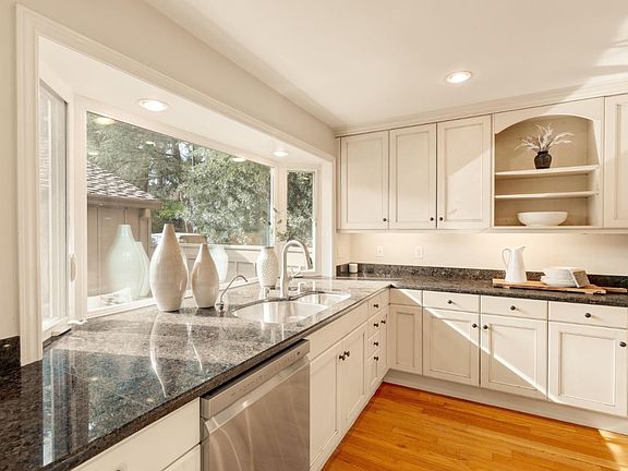 5th image of 309 Willow Hill Ct