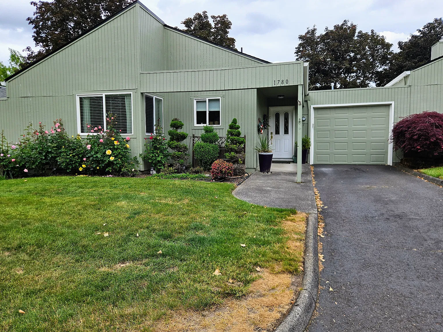 1780 NW Rolling Hill Dr — Photo 2