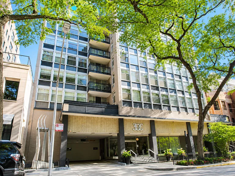 30 E Elm St #21C — Photo 1