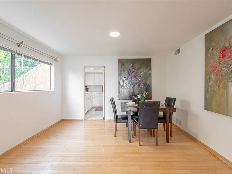 1350 E Tujunga Ave — Photo 17
