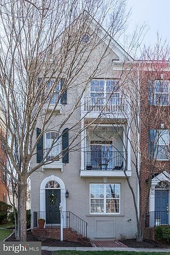 1st image of 607 Garden View Sq