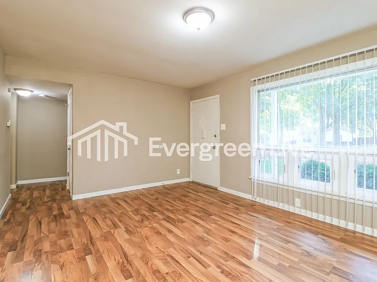 350 Brackleigh Ln — Photo 3