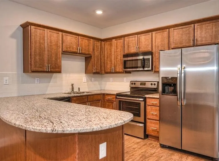 708 S Summit Ave — Photo 3