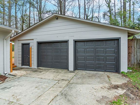 4th image of 1621 Cresthill Rd