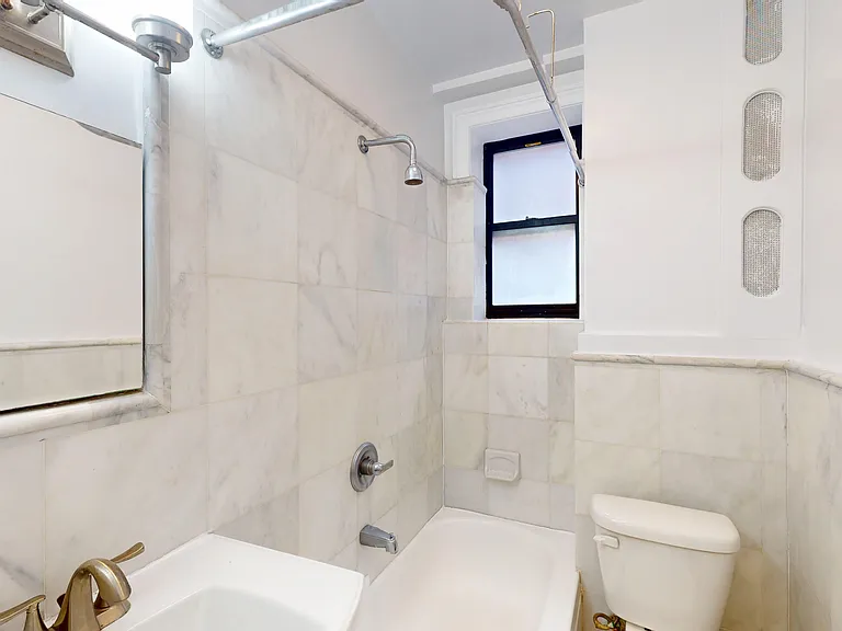 245 W 51st St #211 — Photo 12
